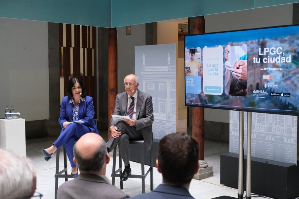 Se relanza la app ‘LPGC Tu Ciudad’. Carolina Darias y Francisco Hernández Spínola en la presentación de la nueva versión de la app ‘LPGC Tu Ciudad’/ Ayuntamiento de Las Palmas de Gran Canaria.