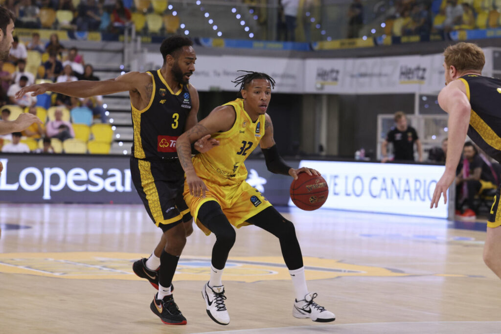 84-58| Cómodo triunfo del Dreamland en su 300 partido en Europa. El jugador del equipo polaco Trefl Sopot Aaron Best (i) y el jugador del Dreamland Gran Canaria Joe Thomason (d) durante el partido dela novena jornada de la Eurocopa que ambos equipos disputaron este jueves en el Gran Canaria Arena, en Las Palmas de Gran Canaria. EFE/Elvira Urquijo A.