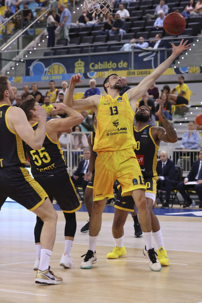 84-58| Cómodo triunfo del Dreamland en su 300 partido en Europa. El jugador del equipo polaco Trefl Sopot Marcus Weathers (d) y el jugador del Dreamland Gran Canaria Pierre Pelos (2d) durante el partido dela novena jornada de la Eurocopa que ambos equipos disputaron este jueves en el Gran Canaria Arena, en Las Palmas de Gran Canaria. EFE/Elvira Urquijo A.