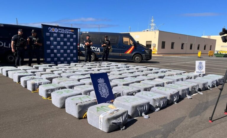 Interceptan un cargamento de cocaína en un pesquero a 500 millas de Canarias