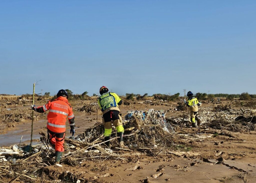 Efectivos del dispositivo de emergencias canario limpiando las zonas afectadas