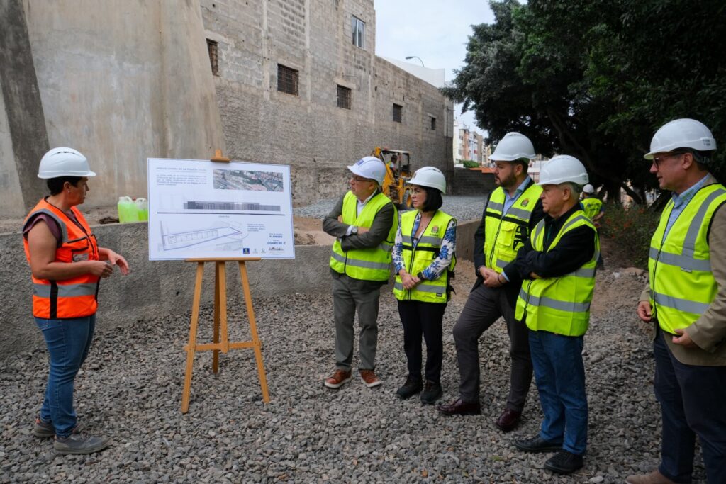 Avanza la construcción de la Unidad Canina de la Policía Local en Las Palmas de Gran Canaria. Carolina Darias y Antonio Morales visitando las obras de la nueva sede de la Unidad Canina de la Policía Local de Las Palmas de Gran Canaria/ Ayuntamiento de Las Palmas de Gran Canaria.