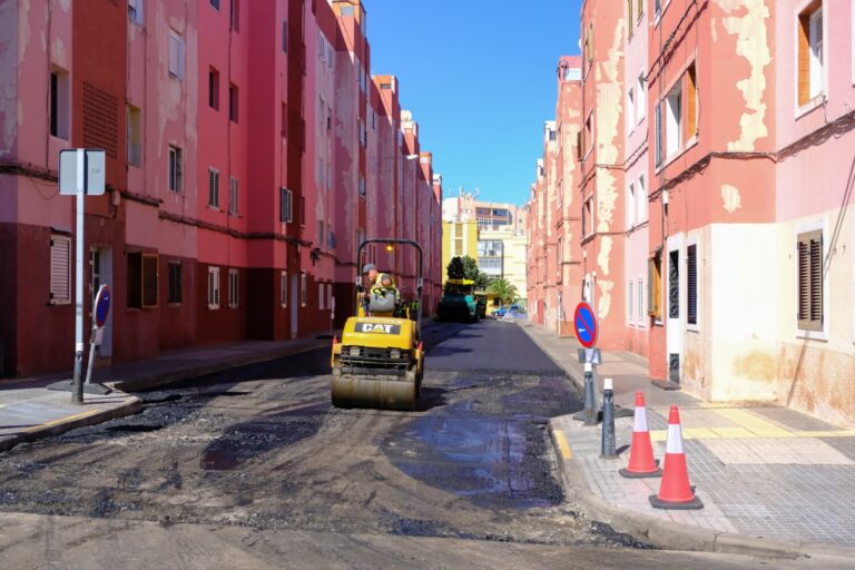 Tareas de asfaltado en la calle Eduardo Benot para la MetroGuagua obligan a variar el tráfico