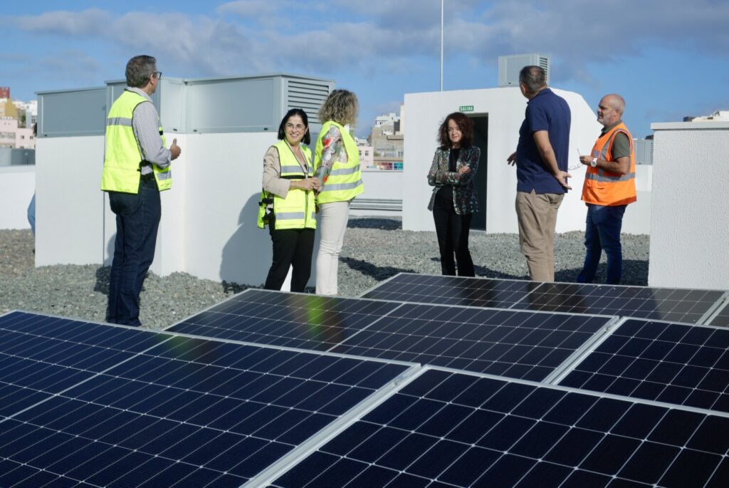 Se finaliza el primer edificio de las Rehoyas. Carolina Darias, alcaldesa de Las Palmas de Gran Canaria junto a la subdelegada del Gobierno en Canarias, Teresa Mayans, y el concejal de Planificación, Desarrollo Urbano y Vivienda, Mauricio Roque, visitando el nuevo edificio de Las Rehoyas/ Ayuntamiento de Las Palmas de Gran Canaria.