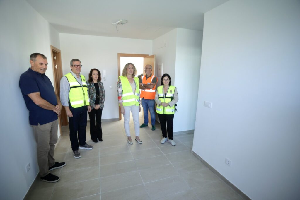 Se finaliza el primer edificio de las Rehoyas. Carolina Darias, alcaldesa de Las Palmas de Gran Canaria junto a la subdelegada del Gobierno en Canarias, Teresa Mayans, y el concejal de Planificación, Desarrollo Urbano y Vivienda, Mauricio Roque, visitando el nuevo edificio de Las Rehoyas/ Ayuntamiento de Las Palmas de Gran Canaria.