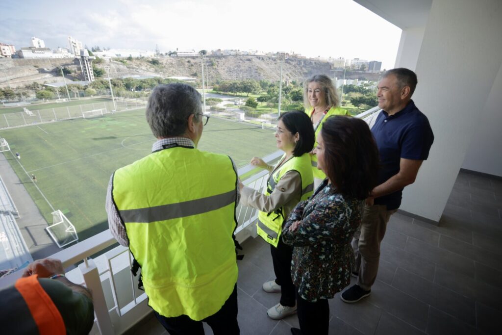 Se finaliza el primer edificio de las Rehoyas. Carolina Darias, alcaldesa de Las Palmas de Gran Canaria junto a la subdelegada del Gobierno en Canarias, Teresa Mayans, y el concejal de Planificación, Desarrollo Urbano y Vivienda, Mauricio Roque, visitando el nuevo edificio de Las Rehoyas/ Ayuntamiento de Las Palmas de Gran Canaria.