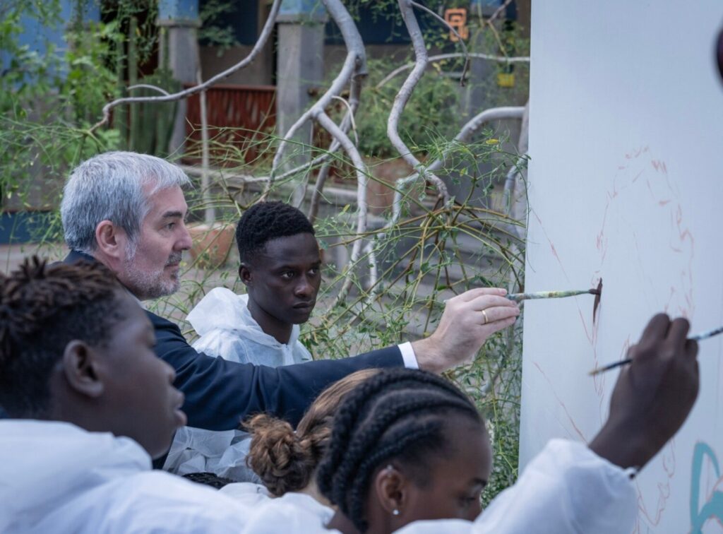 El presidente de Canarias, Fernando Clavijo junto a varios niños migrantes