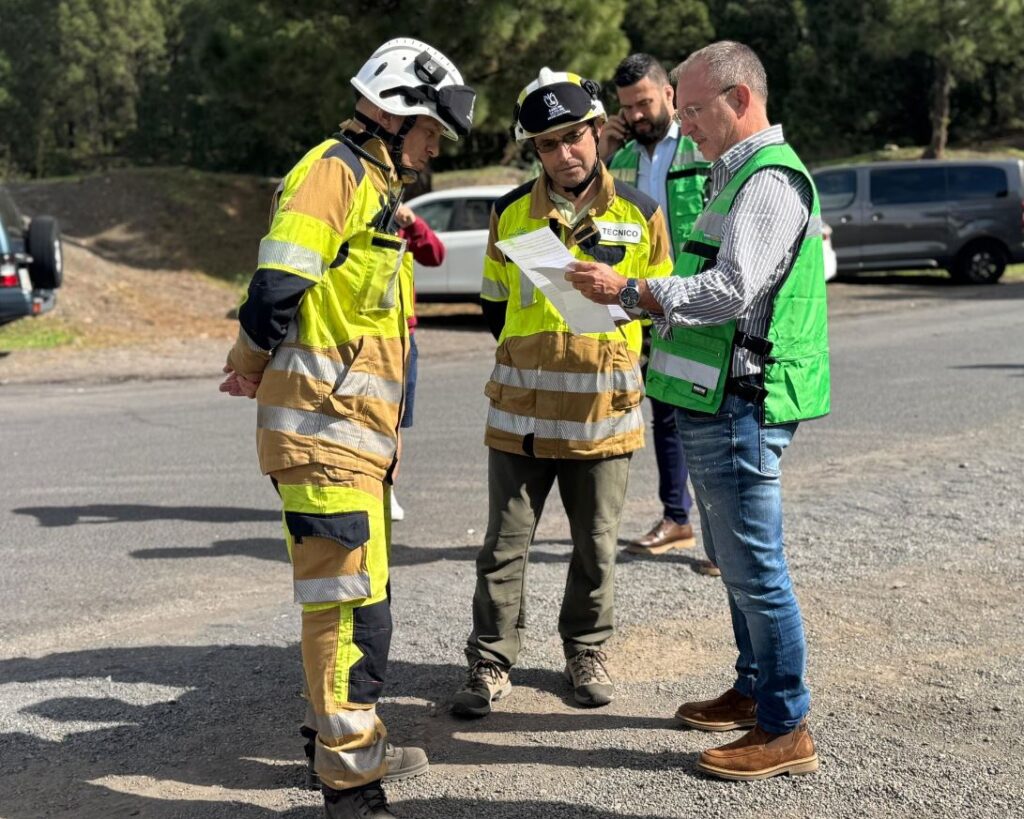 El presidente del Cabildo de La Palma, Sergio Rodríguez junto a algunos bomberos