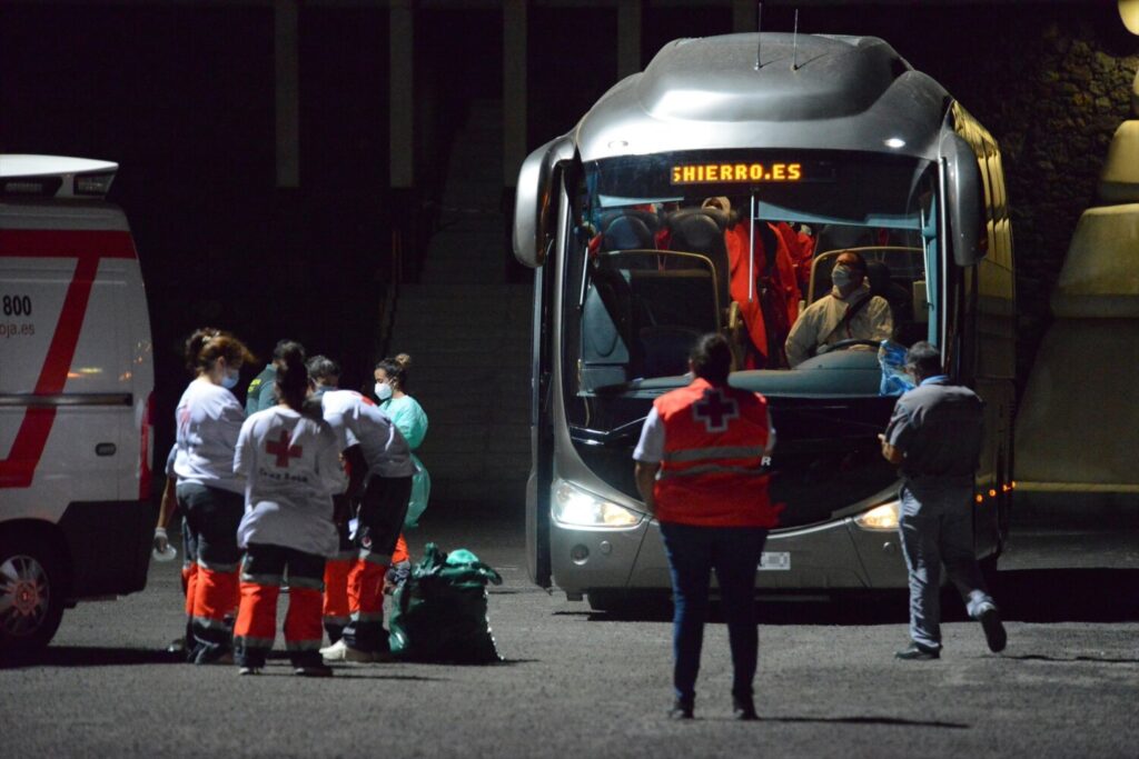 Imagen de archivo de una guagua con migrantes en el puerto de La Restinga tras ser atendidos por personal del SUC