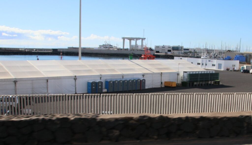 Carpa instalada en Puerto Naos, Arrecife