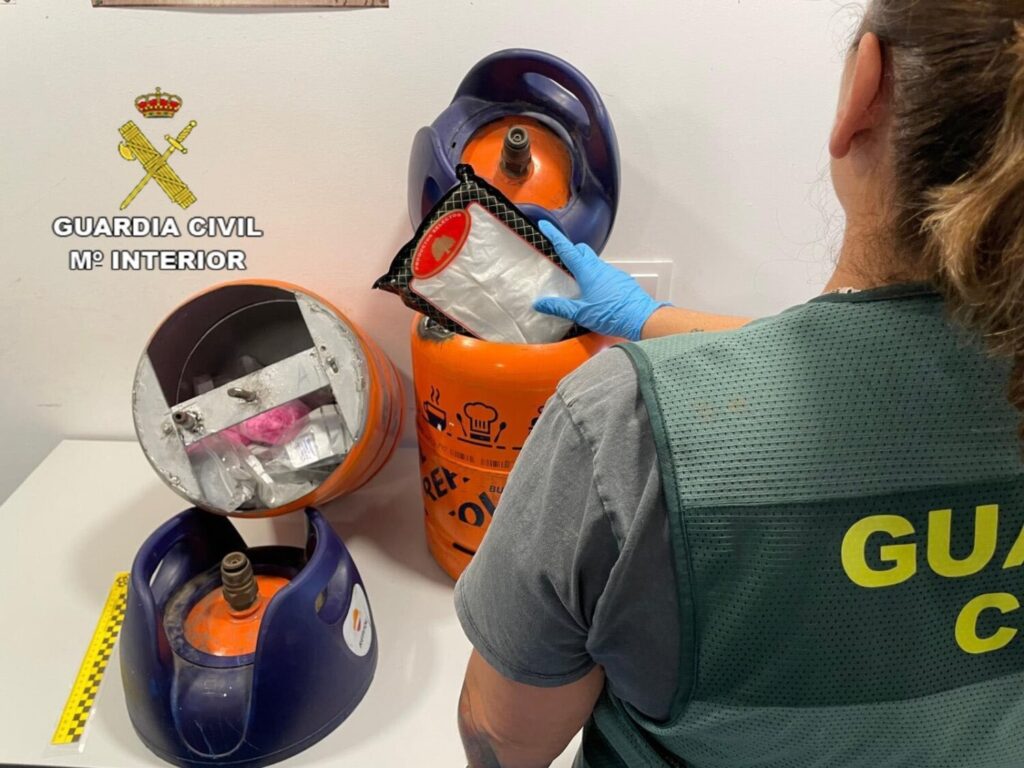 Una agente de la Guardia civil analiza las bombonas donde estaba oculta la droga