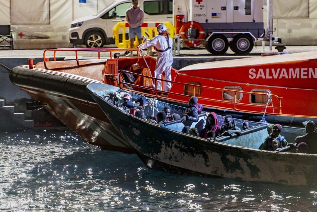 Llegada de un cayuco al puerto de la Restinga tras ser escoltado por Salvamento Marítimo