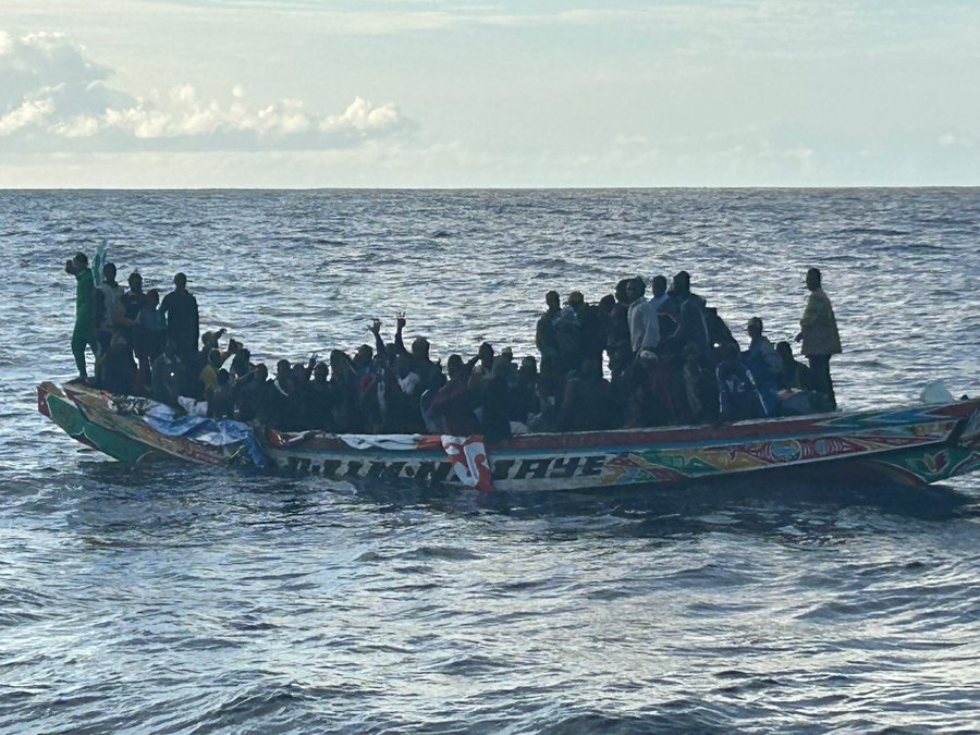 Cayuco avistado por velero y rescatado por Salvamento Marítimo en aguas próximas a El Hierro/Salvamento Marítimo