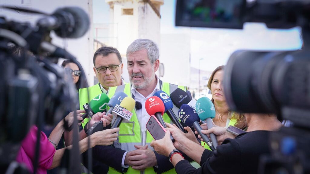 El presidente de Canarias, Fernando Clavijo atiende a los medios de comunicación en Fuerteventura