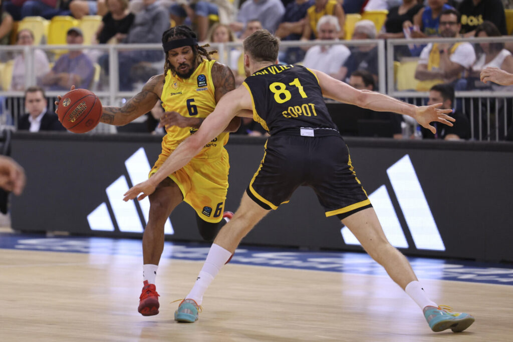 84-58| Cómodo triunfo del Dreamland en su 300 partido en Europa. El jugador del equipo polaco Trefl Sopot Andy Van Vliet (d) y el jugador del Dreamland Gran Canaria Andrew Albicy (i) durante el partido de la novena jornada de la Eurocopa que ambos equipos disputaron este jueves en el Gran Canaria Arena, en Las Palmas de Gran Canaria. EFE/ Elvira Urquijo A.