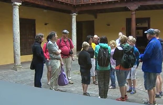 Grupo de turistas visitando el patrimonio cultural de La Laguna