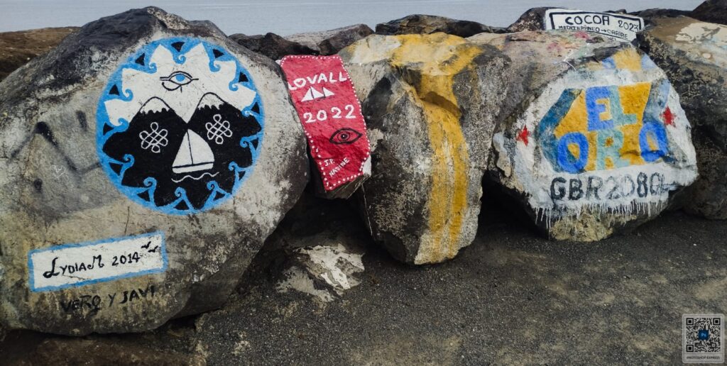 Rocas pintadas por marineros en el Muelle Deportivo de Las Palmas de Gran Canaria