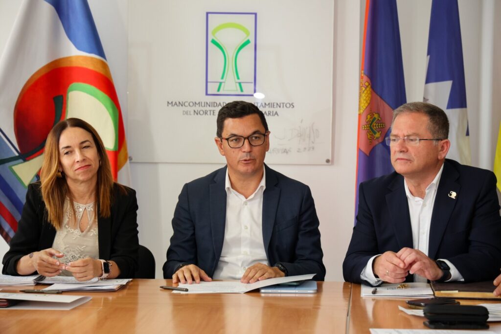 Canarias invierte en mejoras para la Mancomunidad del Norte de Gran Canaria. Pablo Rodríguez, junto a José Luis Rodríguez y Rosana Melián, durante la reunión sobre los 13 proyectos del Gobierno de Canarias en la Mancomunidad del Norte de Gran Canaria/ Gobierno de Canarias.