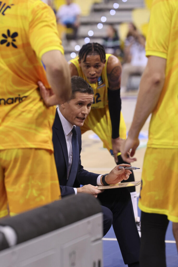 84-58| Cómodo triunfo del Dreamland en su 300 partido en Europa. El entrenador del Dreamland Gran Canaria, Jaka Lakovic, durante un tiempo muerto del partido de la novena jornada de la Eurocopa contra el Trefl Sopot de Polonia, disputado este jueves en el Gran Canaria Arena, en Las Palmas de Gran Canaria. EFE/Elvira Urquijo A.