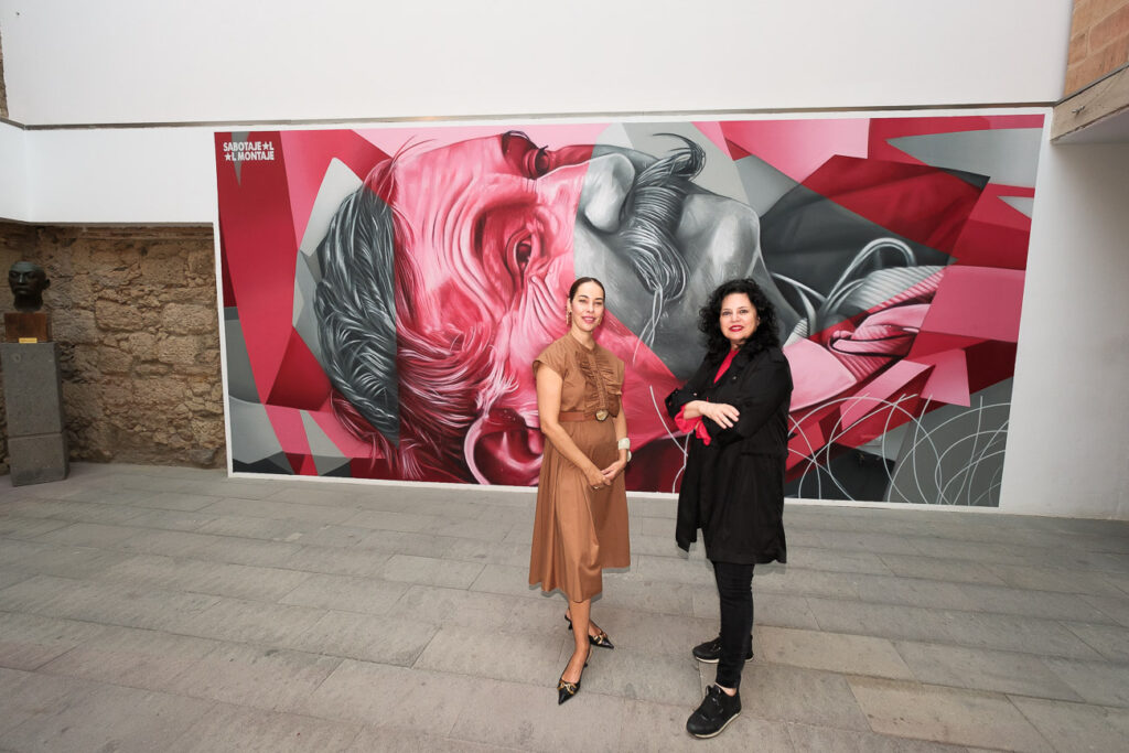 'Benito era rojo' el nuevo mural de Matías Mat. Guacimara Medina y Victoria Galván ante el mural 'Benito era rojo' de Matías Mata/ Cabildo de Gran Canaria.