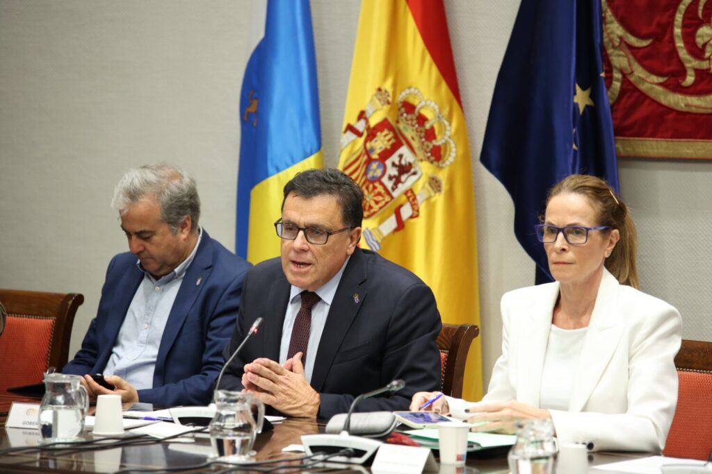 El consejero de Política Territorial, Cohesión Territorial y Aguas del Gobierno de Canarias, Manuel Miranda Medina, presenta en el Parlamento de Canarias las cuentas de la consejería para 2025/Gobierno de Canarias