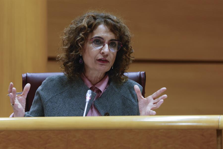  La vicepresidenta primera del Gobierno, María Jesús Montero, durante su comparecencia este martes en la comisión de investigación del caso Koldo en el Senado a petición del PP. EFE/ JJ Guillén