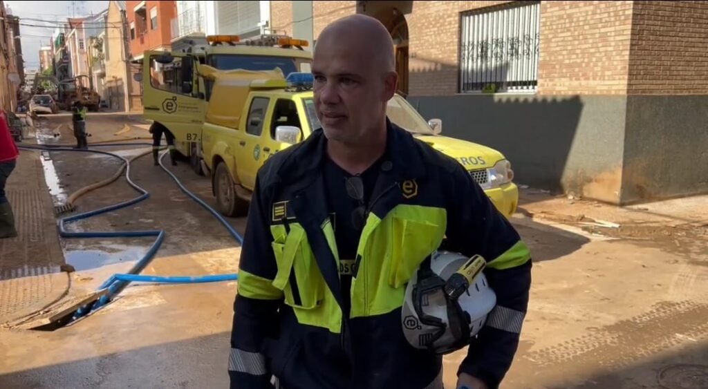 El Consorcio de Emergencias de Gran Canaria vuelve de Valencia. Mario Beltrán, oficial del Consorcio de Emergencias de Gran Canaria, durante el operativo de ayuda a Valencia tras la Dana/ Consorcio de Emergencias de Gran Canaria.