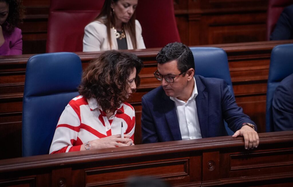 La consejera de Hacienda, Matilde Asián, y el Consejero de Obras Públicas, Vivienda y Movilidad, Pablo Rodríguez. Imagen:  Gobierno de Canarias