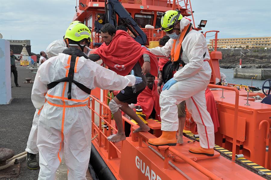 Grupo de 47 migrantes rescatados este jueves, 7 de noviembre, en El Hierro. Imagen EFE