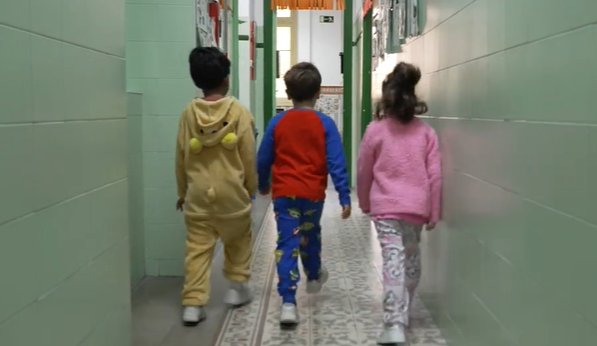 Miles de niños van al colegio en pijama para impulsar el acogimiento familiar