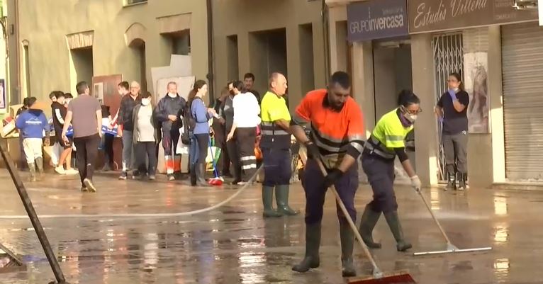 Operarios limpiando una calle del pueblo de Aldaia en Valencia