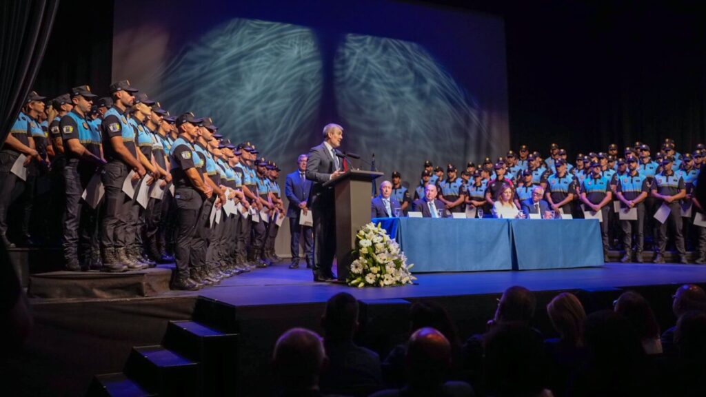 El presidente canario, Fernando Clavijo durante su discurso en el acto de graduación de los nuevos agentes de la Policía Local/Gobierno de Canarias