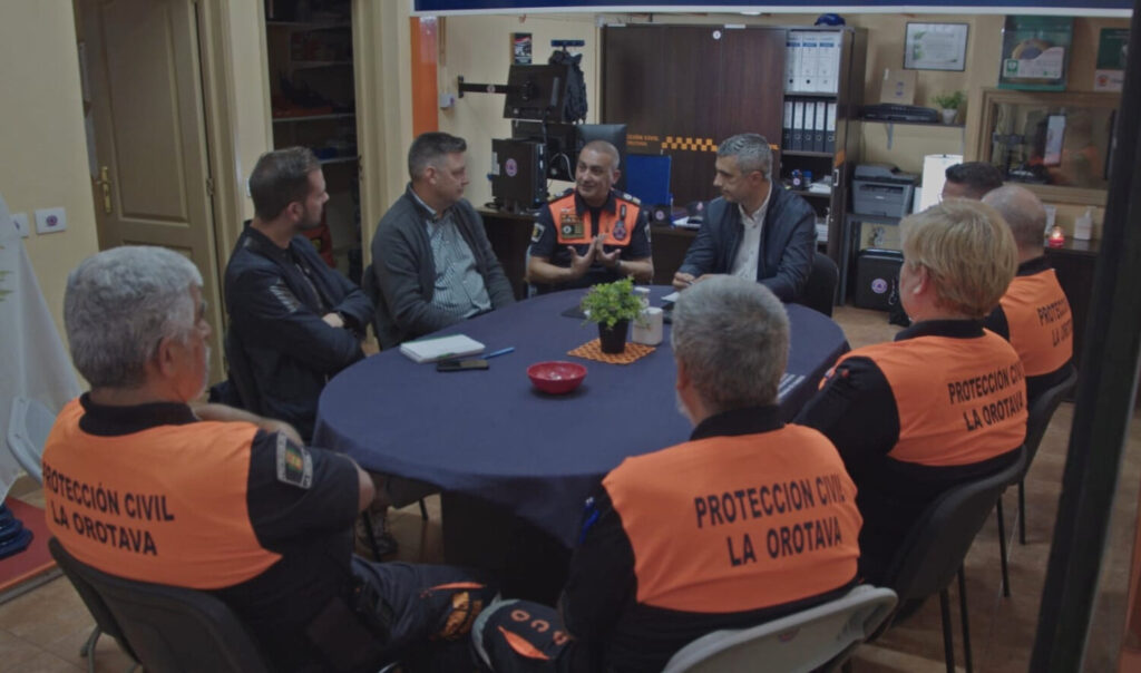 El Cabildo de Tenerife dotará de nuevos recursos a Protección Civil. Narciso Pérez e Iván Martín durante su visitia a la sede de Protección Civil de La Orotava/ Cabildo de Tenerife.