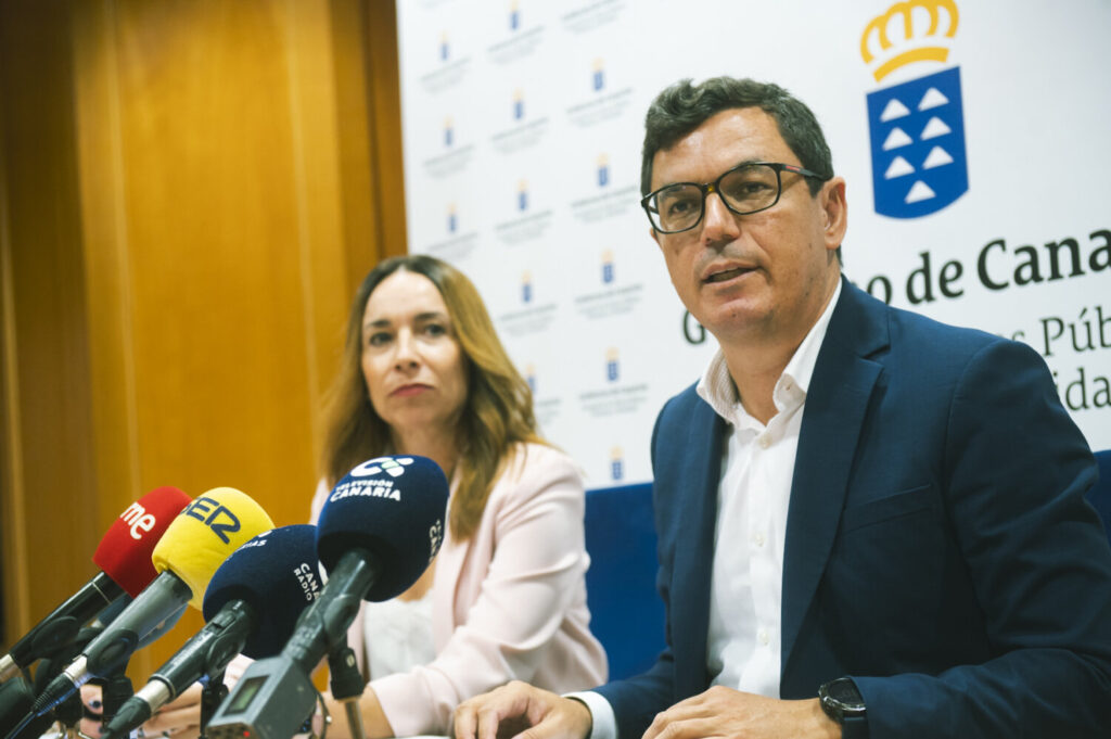 UTE-OHL Anillo Insular. Pablo Rodríguez y Rosana Melián en rueda de prensa para informar del acuerdo con la UTE-OHL por el Anillo Insular. Imagen Gobierno de Canarias