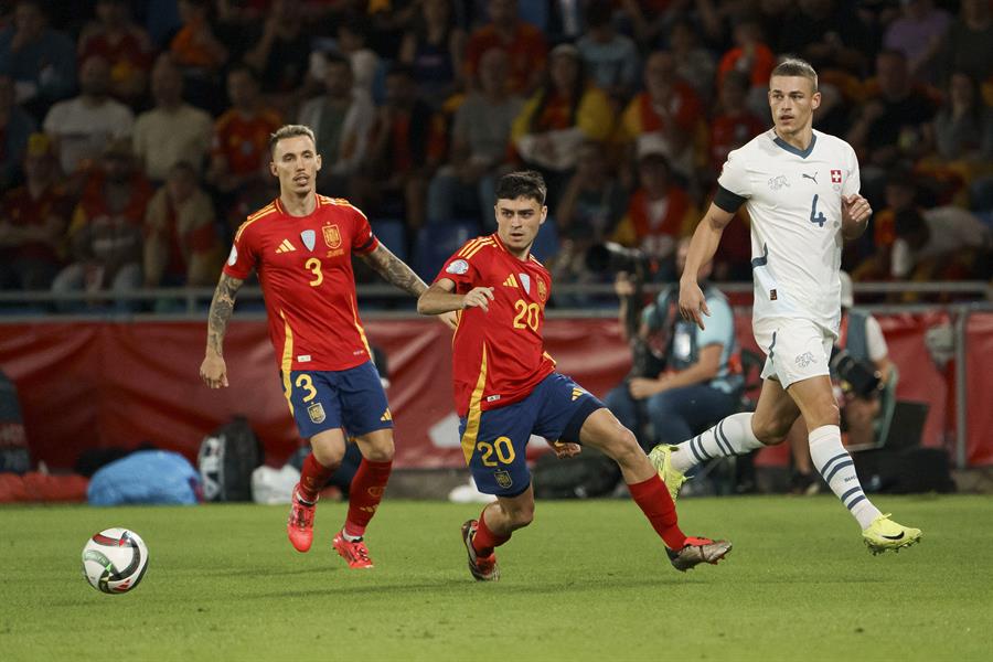 El centrocampista de la selección española Pedri (c) durante el encuentro de la sexta jornada de la Liga de Naciones de la UEFA, entre España y Suiza. Imagen EFE