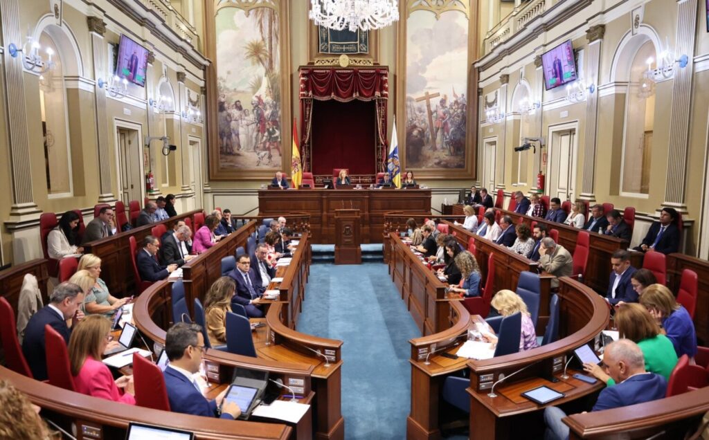 Clavijo convocará el Pacto Canario por la Migración. Imagen: Pleno del Parlamento de Canarias. @parcan