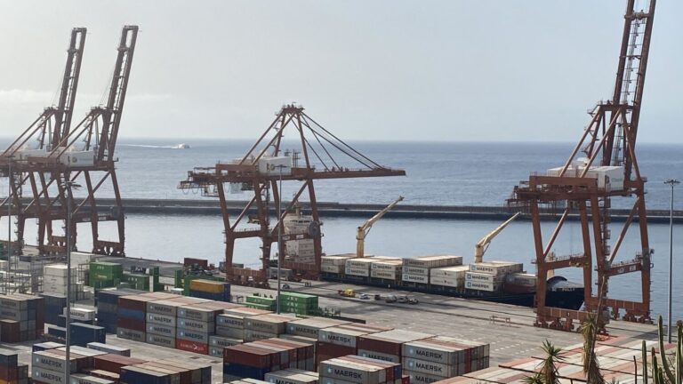 Un posible incendio en un buque de carga obliga a un atraque de urgencia en el puerto de Santa Cruz de Tenerife