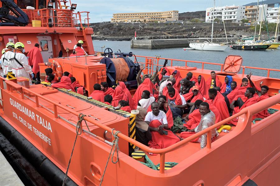 Continúa la llegada de nuevas embarcaciones de migrantes a El Hierro. Imagen: Uno de los últimos grupos de migrantes rescatados en El Hierro. EFE