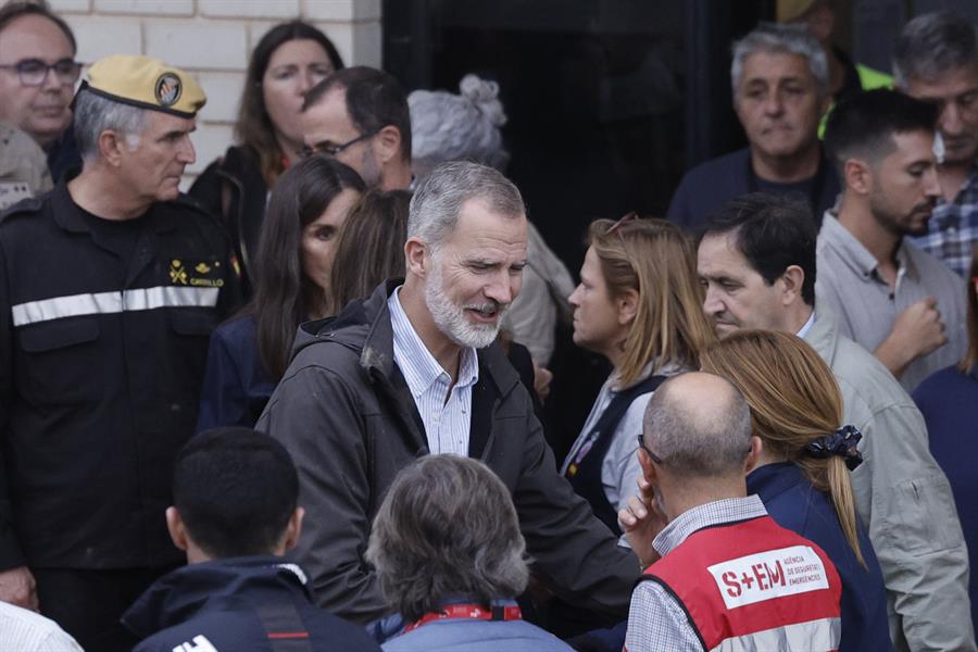 Los reyes Felipe y Letizia son recibidos en el Centro de Emergencias de la Generalitat valenciana, en l'Eliana (Valencia), desde el que se coordina la emergencia por la DANA, este domingo. EFE/Kai Forsterling