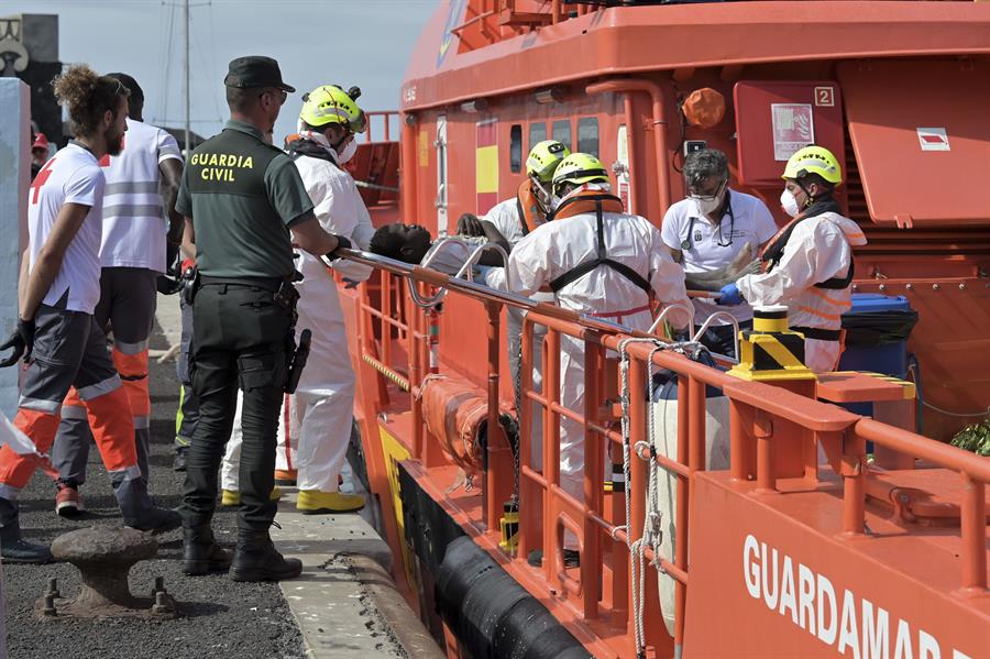 Fin de semana trágico con 53 migrantes fallecidos. Imagen de un rescate de Salvamento Marítimo. EFE