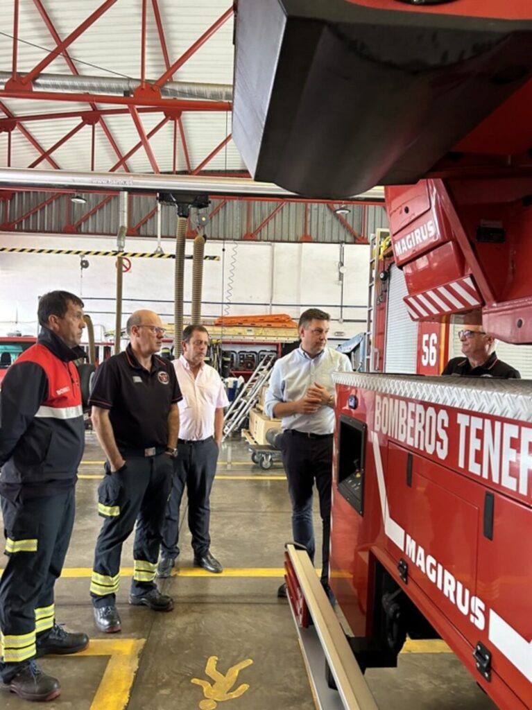 El director insular de Seguridad y Emergencias de Tenerife, Iván Martín, junto a algunos miembros del operativo  que partirá hacia Valencia