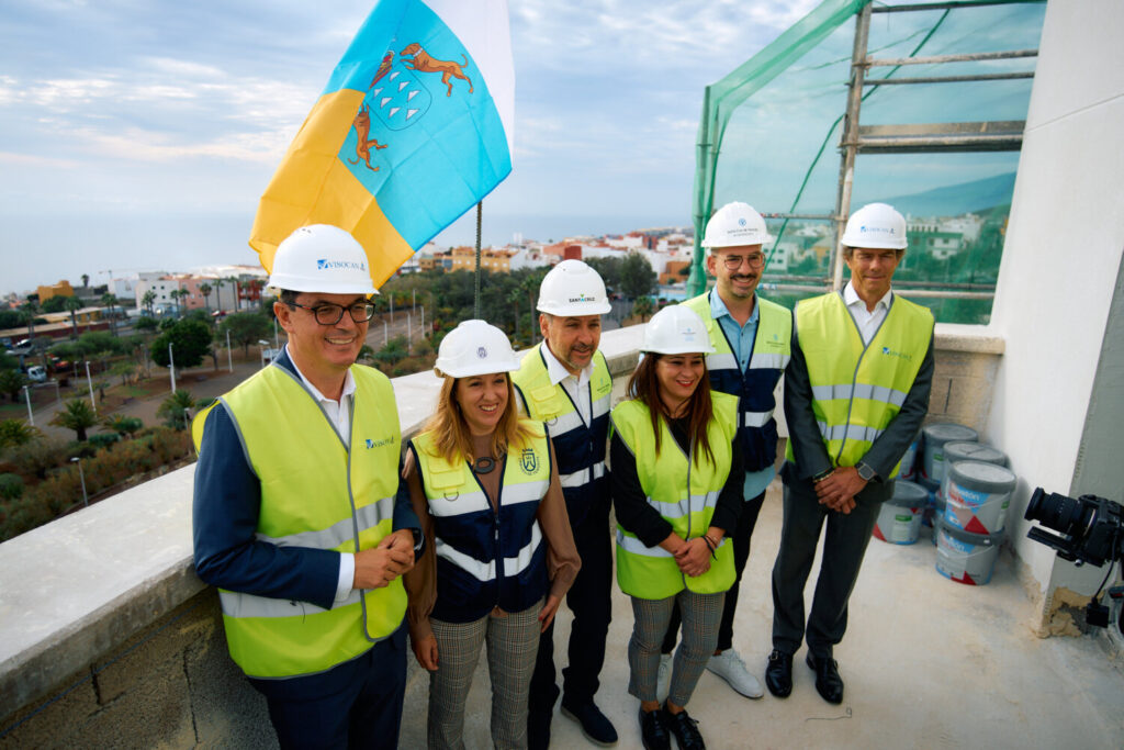 Pablo Rodríguez visita el piso piloto de las 100 viviendas protegidas en Santa Cruz. Pablo Rodríguez y Rosa Dávila durante la visita al piso piloto de uno de las 100 viviendas protegidas que está construyendo Visocan/ Gobierno de Canarias.