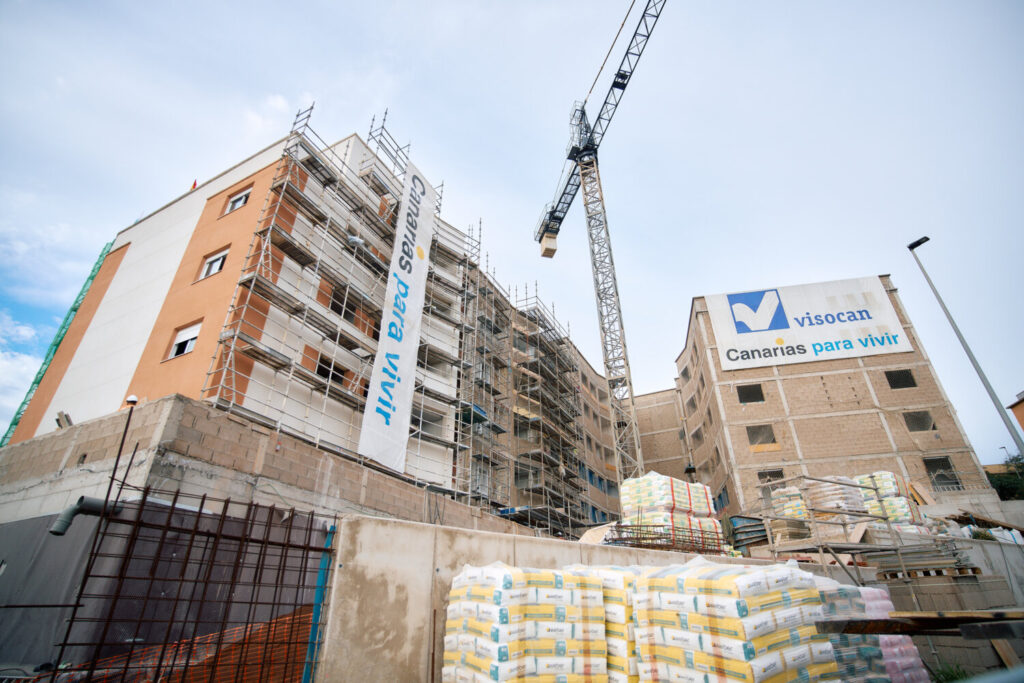 Pablo Rodríguez visita el piso piloto de las 100 viviendas protegidas en Santa Cruz. Exterior del primer edificio de las 100 viviendas protegidas que está construyendo Visocan/ Gobierno de Canarias.