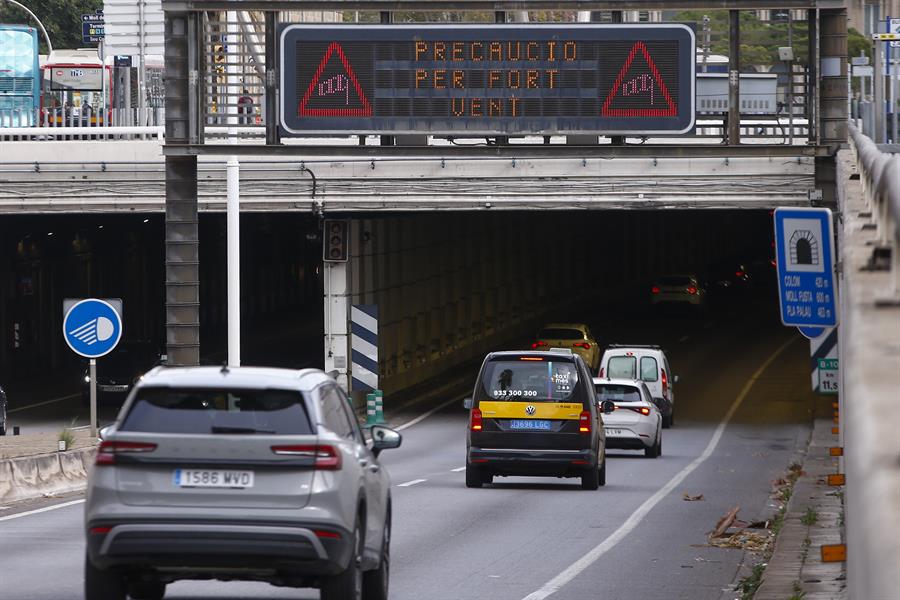 Fuertes vientos en Barcelona. Imagen EFE