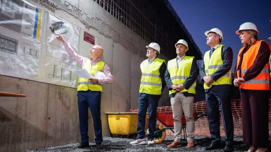 Fernando Clavijo, Oswaldo Betancort y Yonathan de León en el acto de inicio de la construcción de las 67 nuevas viviendas de promoción pública en Arrecife/ Gobierno de Canarias.