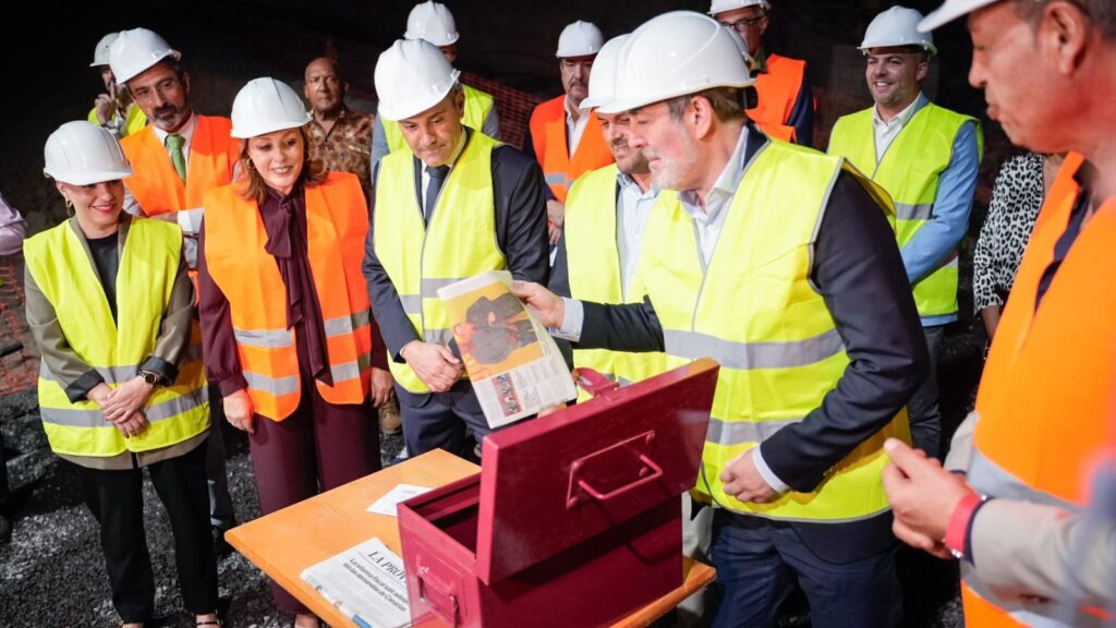 Fernando Clavijo poniendo la primera piedra en el acto de inicio de la construcción de las 67 nuevas viviendas de promoción pública en Arrecife/ Gobierno de Canarias.