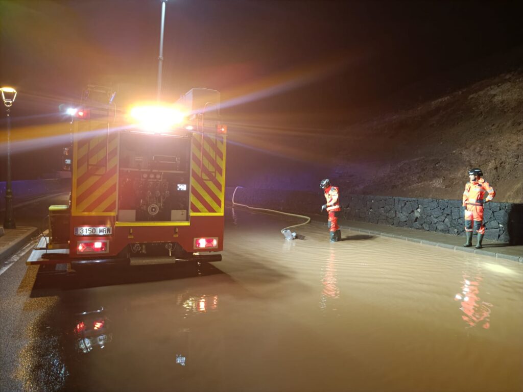 Los bomberos achican agua en varias calles de Lanzarote/Consorcio y Emergencias del Cabildo de Lanzarote