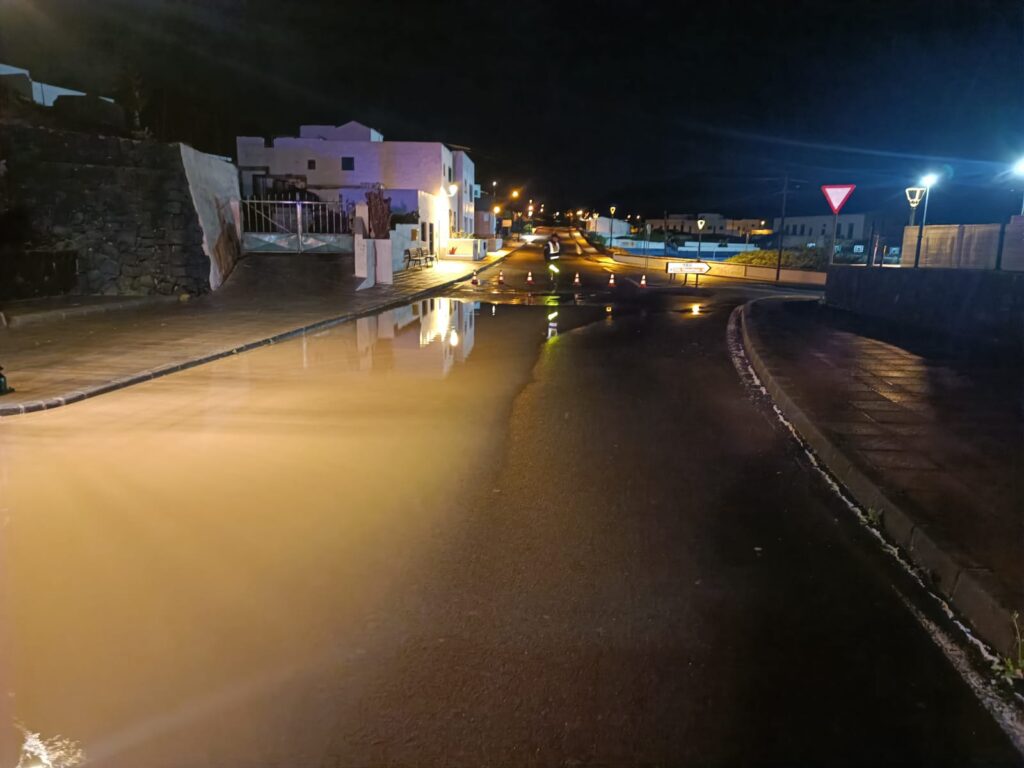 Varias calles de Lanzarote inundadas por la lluvia/Consorcio de Seguridad y Emergencias del Cabildo de Lanzarote