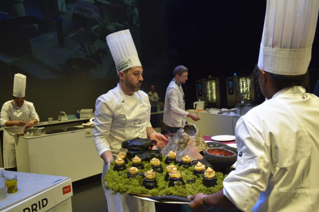 Integrantes de la Asociación de Cocineros y Reposteros de Canarias (ACYRE) durante el certamen/Asociación de Cocineros y Reposteros de Canarias (ACYRE)