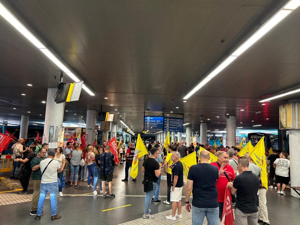 Comienza la huelga de guaguas en Canarias
Comisiones Obreras y Sindicato Unificado de Guaguas concentrados en la estación de guaguas de San Telmo en Las Palmas de Gran Canaria/Luis Muro, redactor de los Servicios Informativos de Televisión Canaria